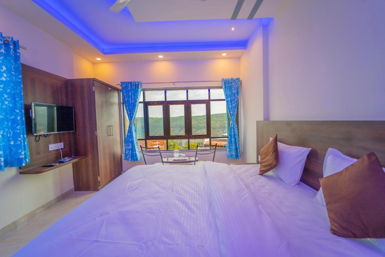 Hotel Veggies Residency & Pure Veg Restaurant Mahābaleshwar Esterno foto